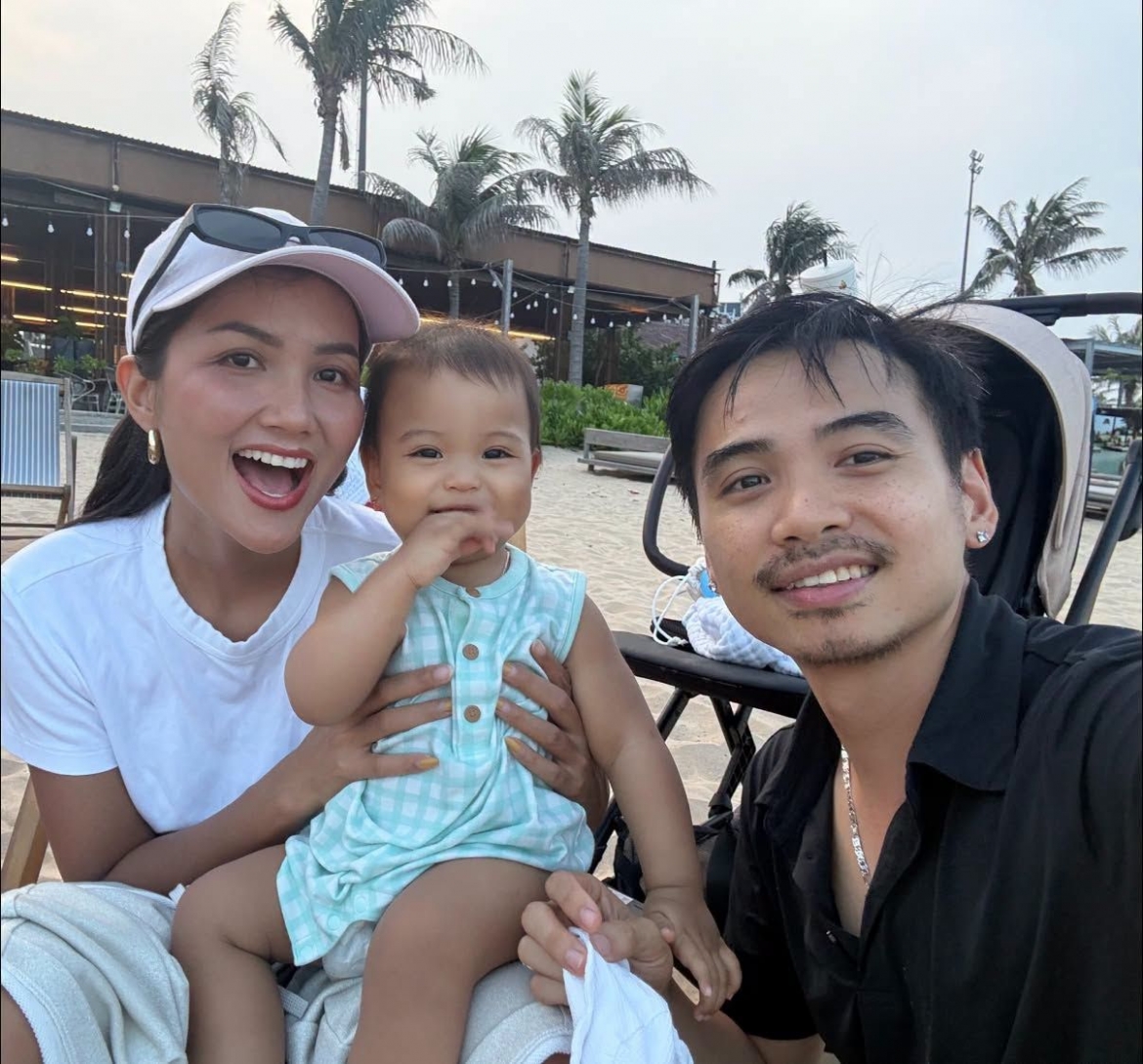H'Hen Niê chia sẻ khoảnh khắc ấm áp bên gia đình cùng dòng trạng thái ngắn gọn nhưng đầy cảm xúc: "Gia đình chẳng có gì ngoài 2 từ hạnh phúc". Bài viết nhanh chóng nhận được nhiều lời chúc và sự yêu mến từ khán giả.