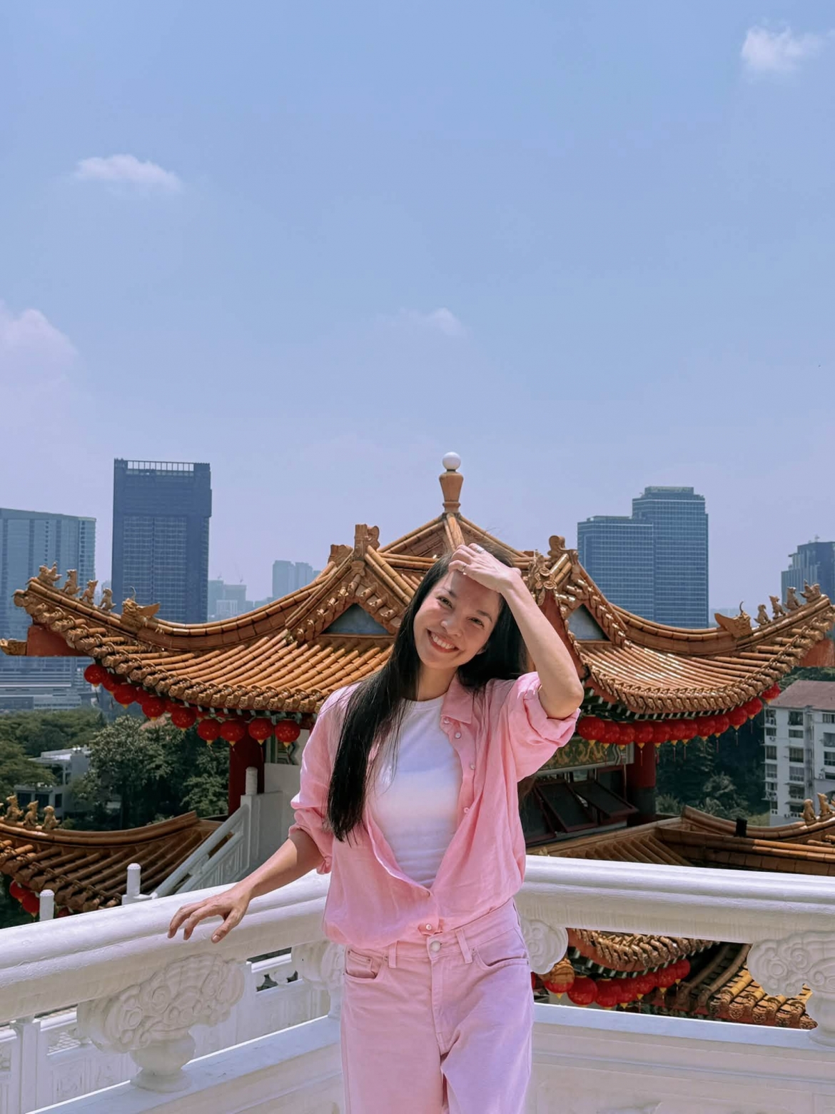 “Tình yêu ấy mà, đôi lúc mình nghĩ không cần nó, nhưng thiếu đi thì cuộc sống sẽ không còn lộng lẫy nữa!”. Hiền Thục khoe vẻ ngoài tươi tắn, trẻ trung cùng thần thái rạng rỡ.