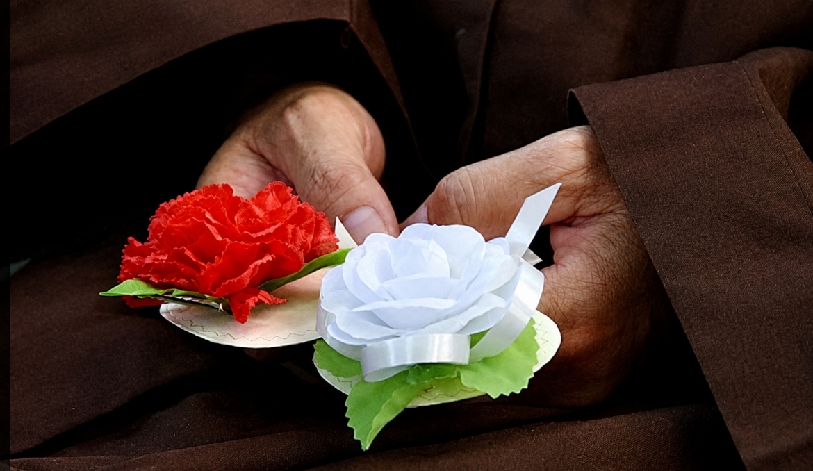 Hoa hồng đỏ và trắng trong lễ Vu Lan không chỉ để phân biệt người còn hay mất cha mẹ, mà còn nhắc mỗi người trân trọng tình thân (Ảnh internet)