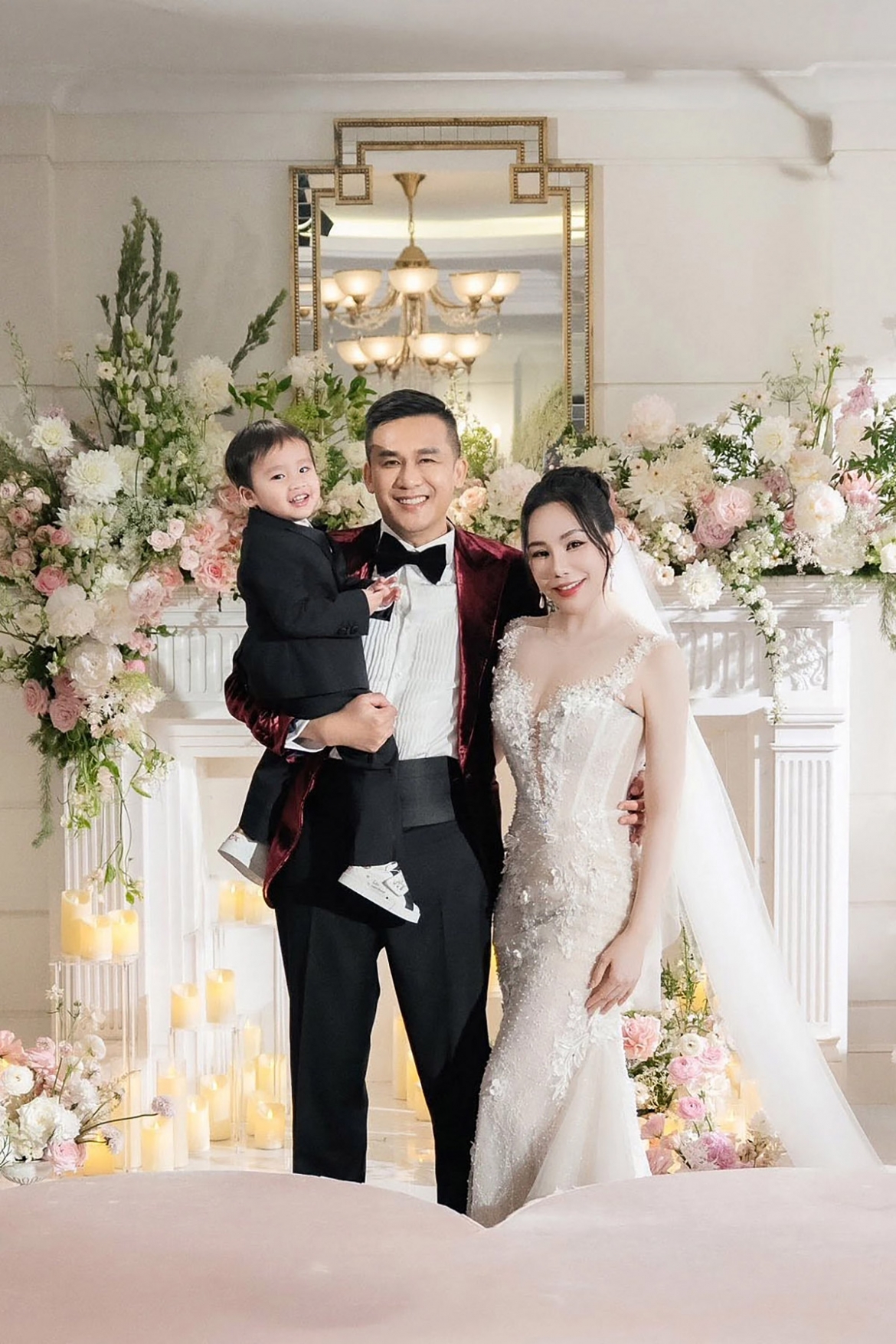 Hơn một năm sau hôn lễ với doanh nhân Hoàng Công Thành, ca sĩ Hồ Quỳnh Hương tận hưởng cuộc sống bên chồng con và hoạt động âm nhạc.