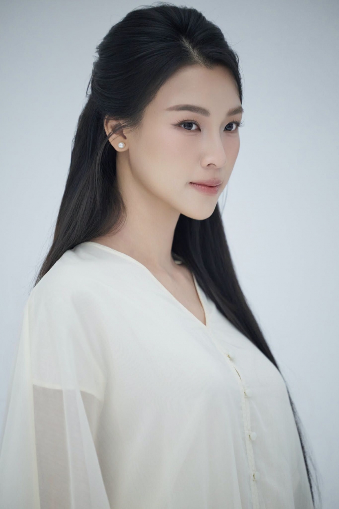 Hoàng Oanh mang đến hình ảnh dịu dàng, tinh khôi trong loạt ảnh đời thường được chia sẻ trên mạng xã hội.