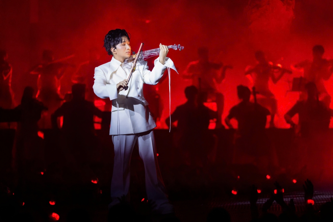 Hoàng Rob mở đầu tiết mục Ánh sáng của đời tôi bằng tiếng violin.