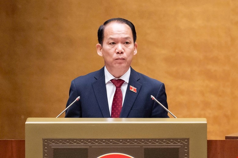Bộ trưởng Bộ Tư pháp Hoàng Thanh Tùng trình bày Tờ trình. Ảnh: Quốc hội