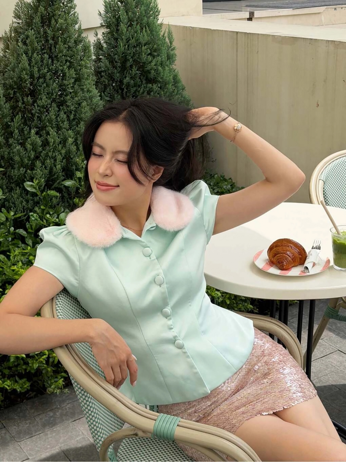 Bước sang tuổi mới, Hoàng Thùy Linh tâm sự sinh nhật hàng năm là dịp để cô tự nhắc bản thân về những bài học đã qua, hạnh phúc đang có. Dịp này, cô cũng dành để tri ân mẹ đã vất vả vì mình.