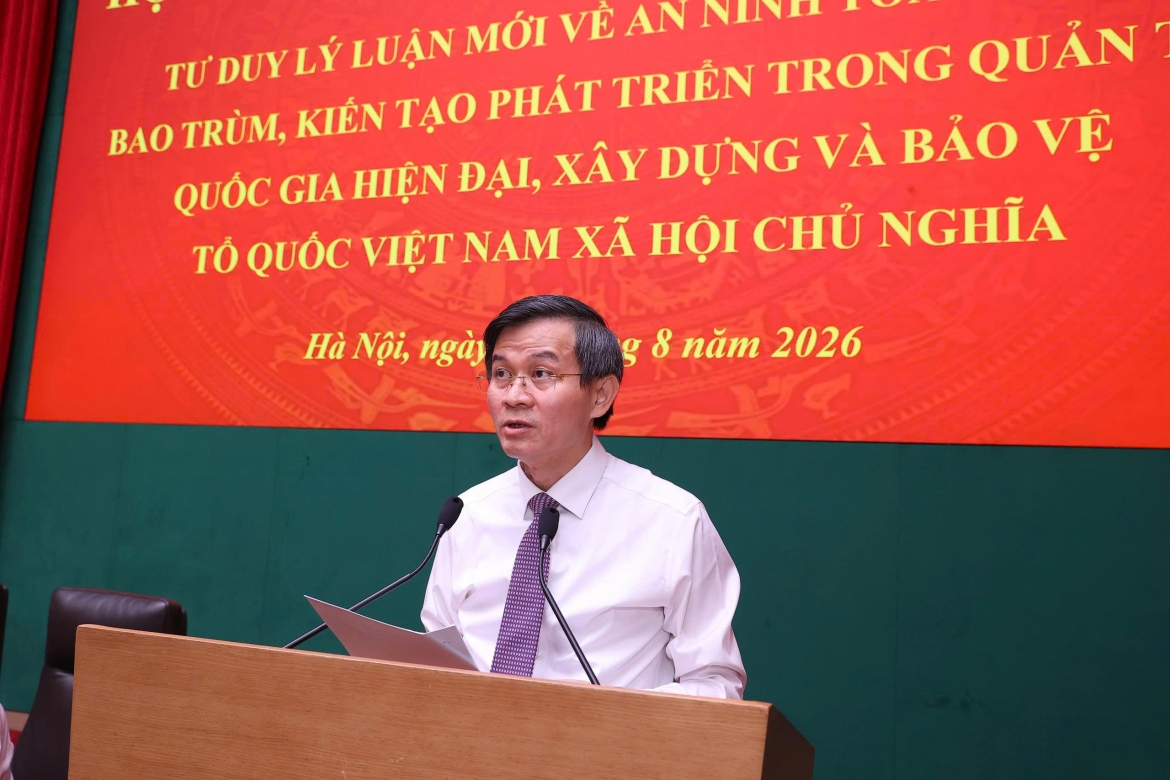 PGS.TS Đoàn Minh Huấn cho rằng, trong bối cảnh thế giới biến động nhanh, phải xây dựng nền an ninh bằng tư duy mới. Ảnh Hà Nam 