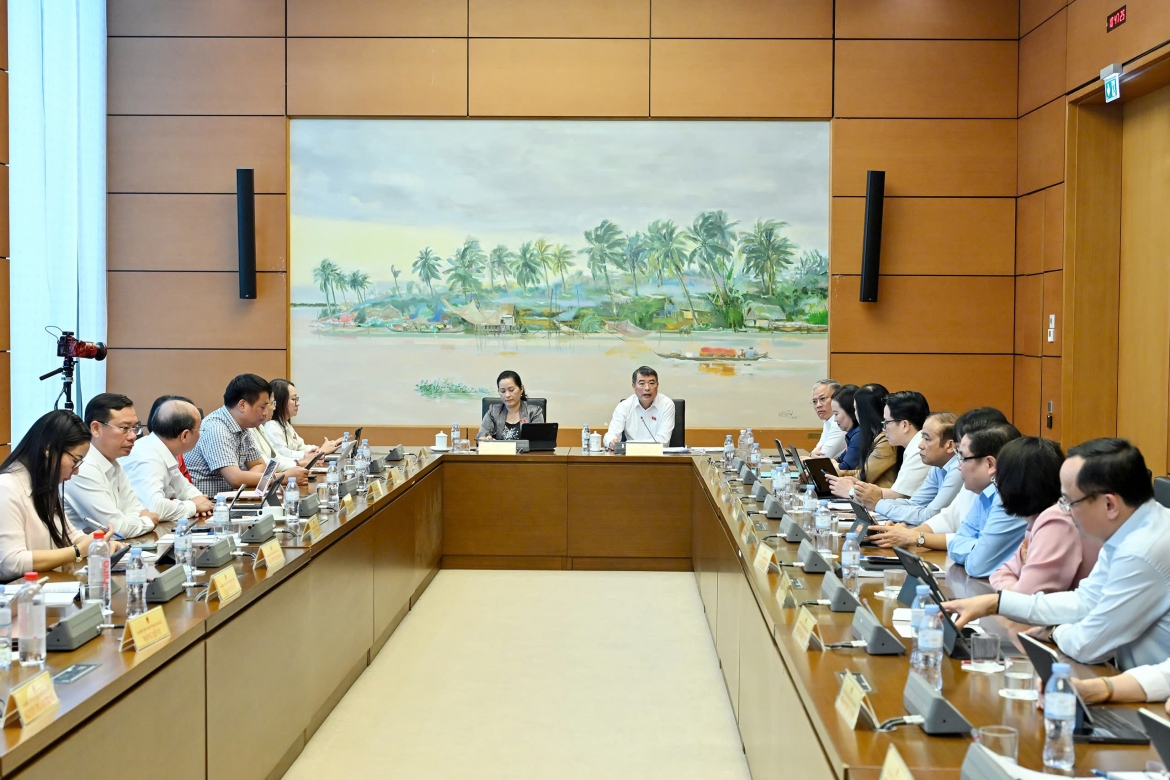 Quang cảnh phiên thảo luận sáng 19/8 tại Tổ 11