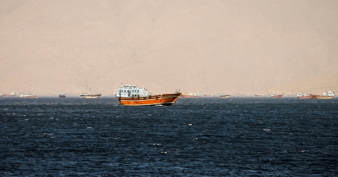 Tàu thuyền ở eo biển Hormuz. Ảnh: Reuters