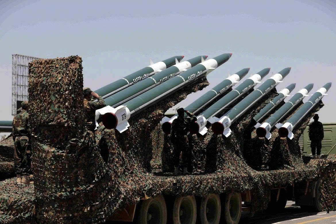 Các tên lửa của lực lượng Houthi được giới thiệu trong một cuộc duyệt binh tháng 9/2023. Ảnh: Reuters