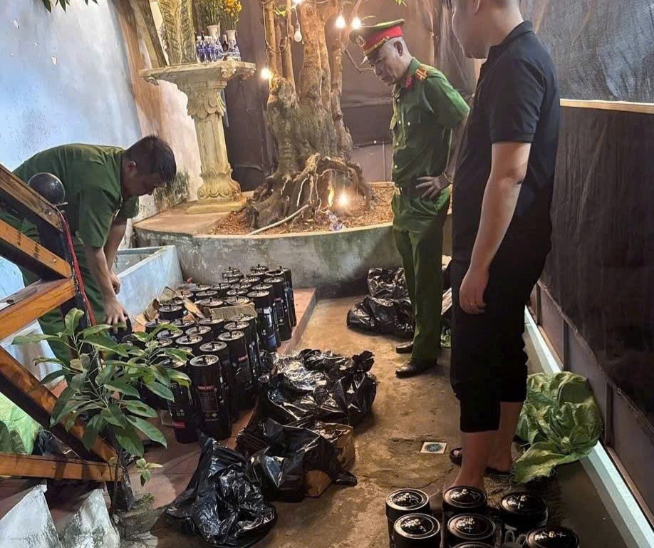 Kiểm tra đột xuất một cơ sở kinh doanh, lực lượng Công an thành phố Hải Phòng phát hiện gần 100 bình khí N₂O (khí cười), với tổng trọng lượng hơn 420 kg.