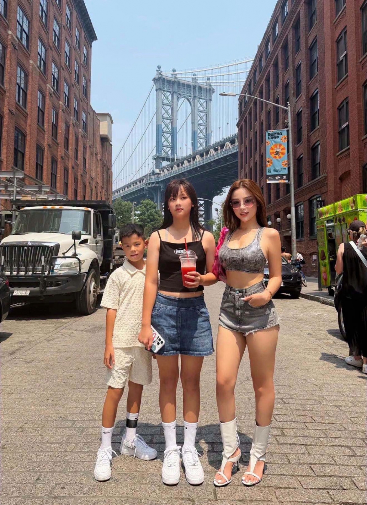 Huyền Baby bị nhầm là “chị gái” của hai con khi đưa các bé du lịch Las Vegas.