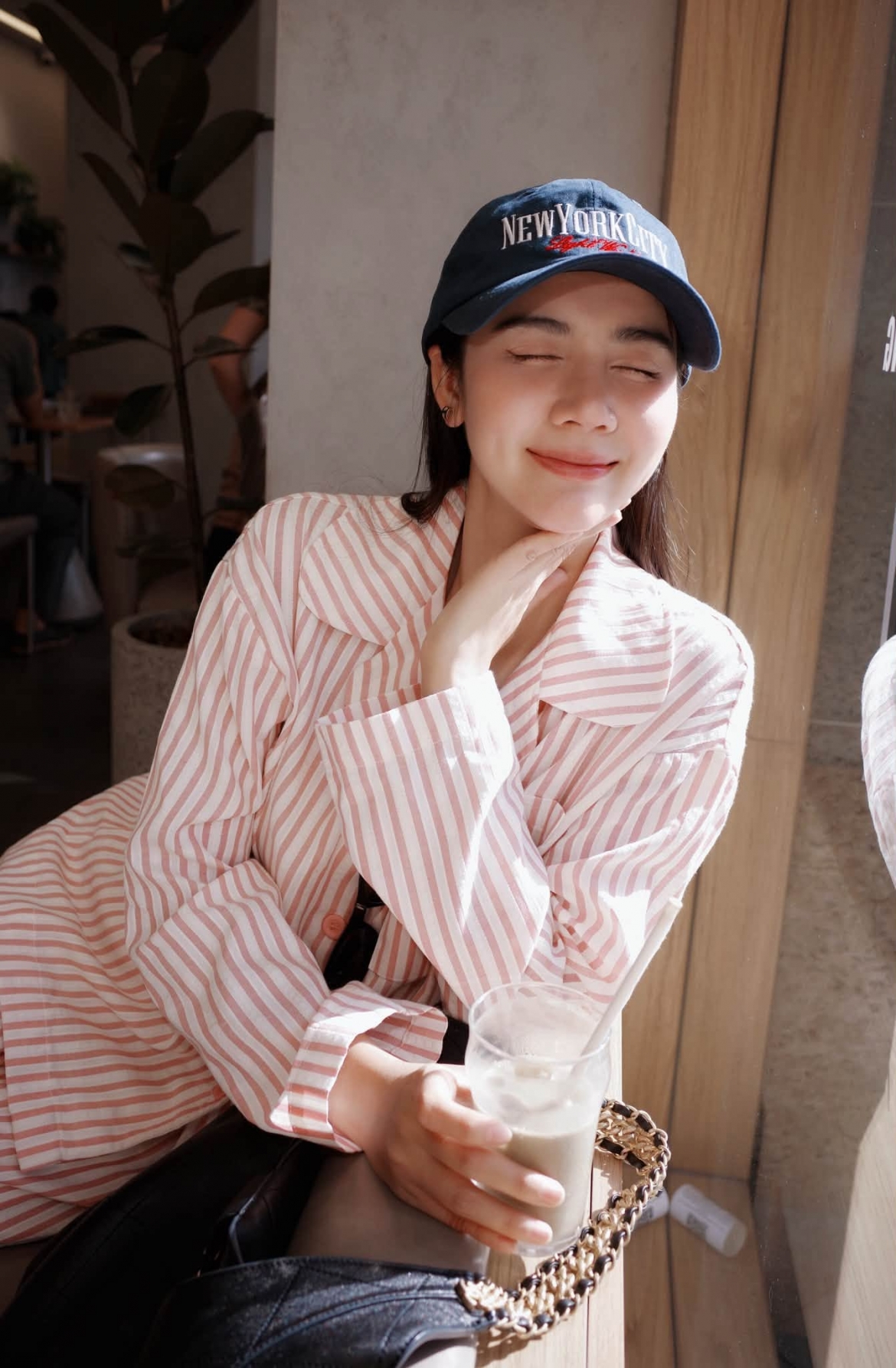 Huyền Lizzie khoe loạt ảnh mới và dí dỏm viết: “Có quá nhiều hình đẹp. Mà đẹp nhất hình như là em”.