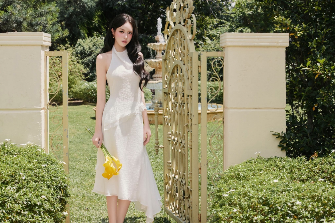 Hoa hậu Huỳnh Thị Thanh Thủy xuất hiện với vẻ ngoài nhẹ nhàng, trong trẻo. Cô đăng ảnh kèm câu nói: “Đủ nắng hoa sẽ nở, đủ gió chong chóng sẽ quay”.