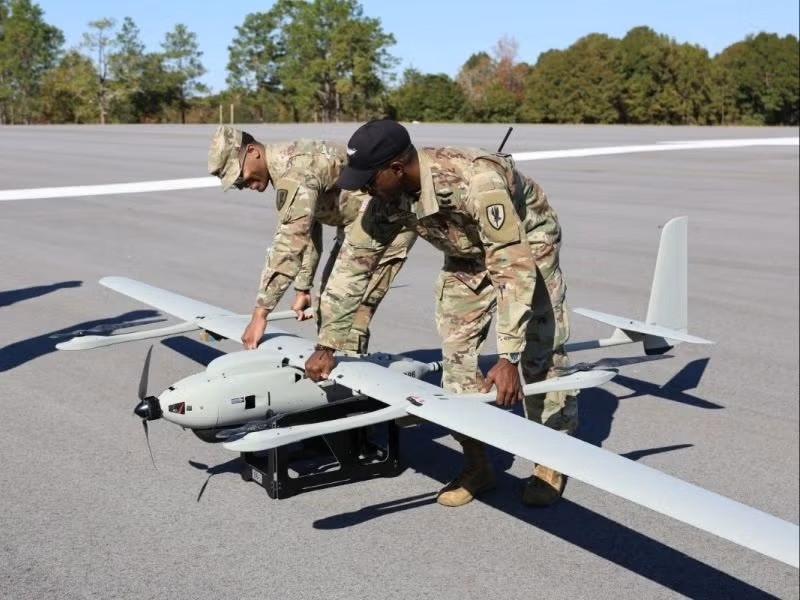 Lính Mỹ triển khai UAV Stalker VXE30 trong một cuộc thử nghiệm (Ảnh: Airforce Technology)