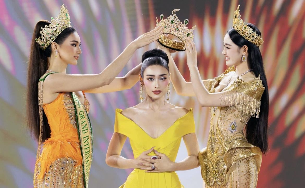 Sau khi giành chiến thắng ở Miss Grand Vietnam, Emoura Phạm sẽ đại diện Việt Nam góp mặt tại Miss Grand International 2026, dự kiến diễn ra vào tháng 9 ở Ấn Độ.