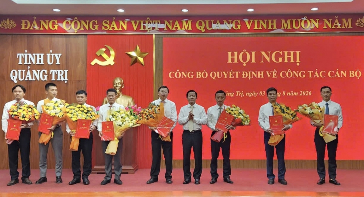 Ông Nguyễn Văn Phương, Bí thư Tỉnh ủy Quảng Trị trao quyết định và tặng hoa chúc mừng các cán bộ được điều động, bổ nhiệm.