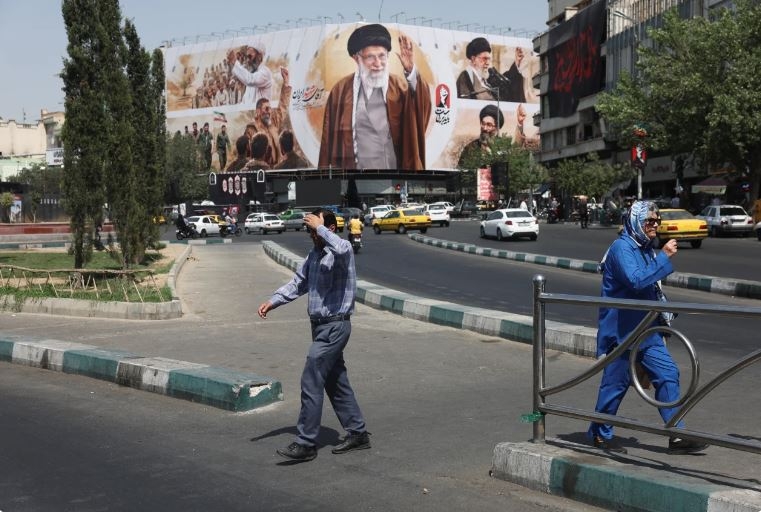Hình ảnh cố lãnh đạo tối cao Ayatollah Ali Khamenei trên đường phố Iran. Ảnh: Reuters