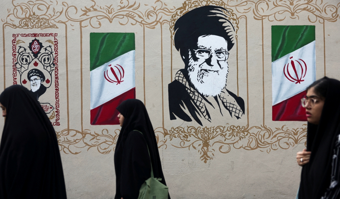 Người dân đi ngang qua bức tranh tường vẽ cố Lãnh tụ Tối cao Iran Ayatollah Ali Khamenei trên một con phố ở Tehran, Iran. Nguồn: AP