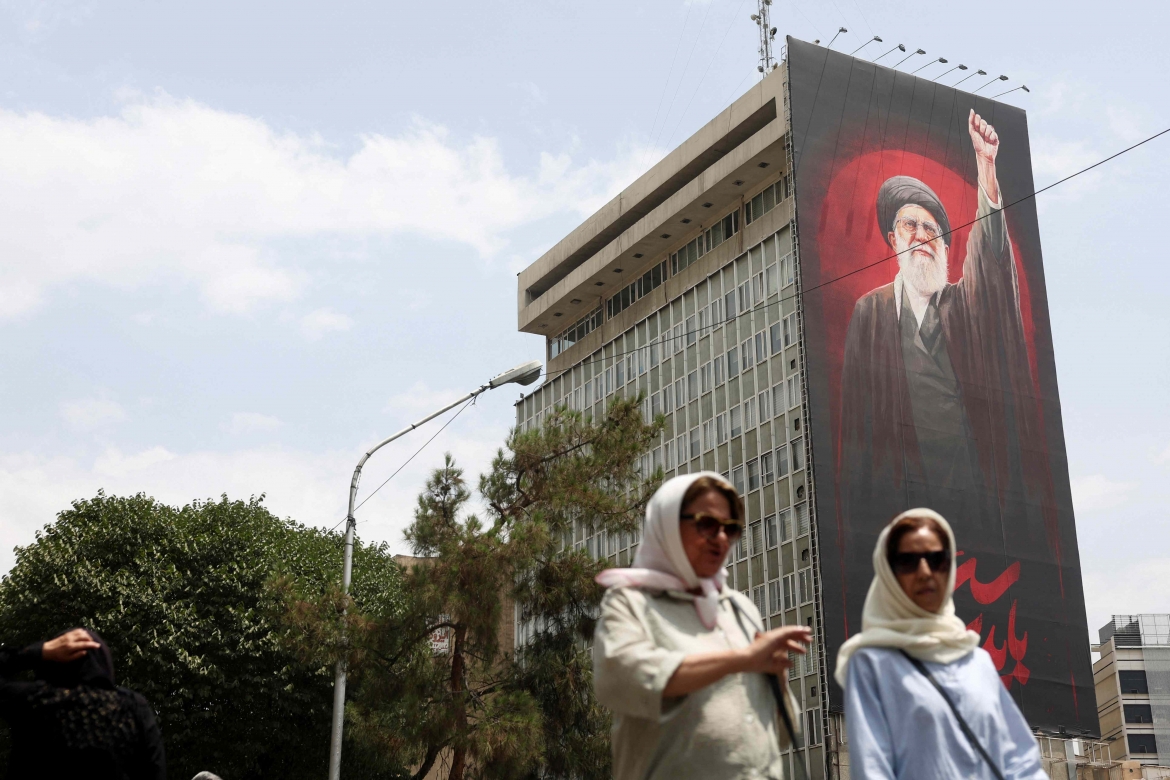 Chân dung cố Lãnh tụ Tối cao Iran Ayatollah Ali Khamenei trên một con phố ở thủ đô Tehran, Iran (Ảnh: Reuters)