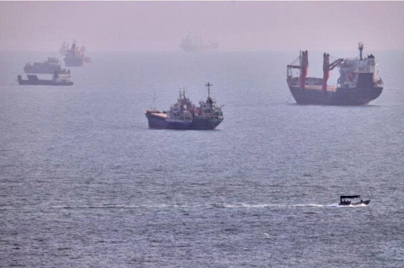 Iran phản bác ông Trump, tuyên bố vẫn kiểm soát eo biển Hormuz. Ảnh: AP