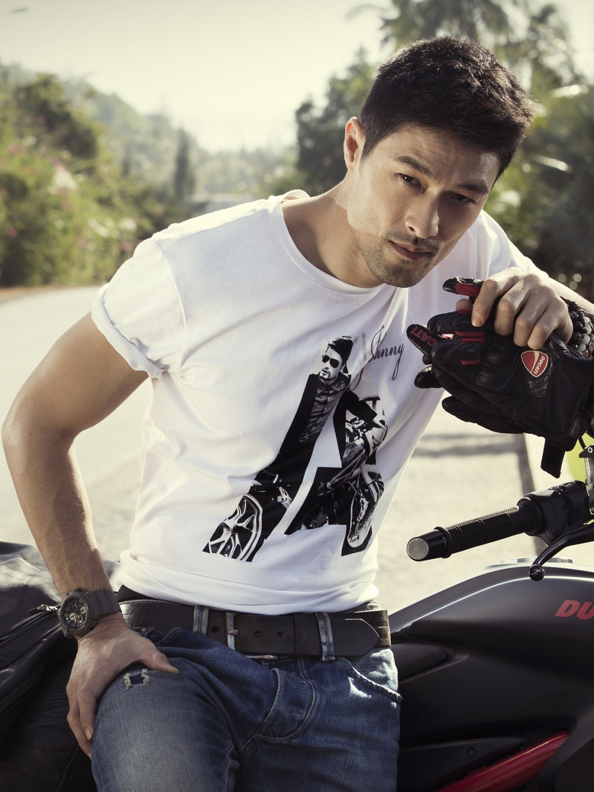 Khi trở về nước, Johnny Trí Nguyễn nhanh chóng gây chú ý với ngoại hình nam tính, phong trần cùng lợi thế võ thuật. Anh không chỉ tìm kiếm cơ hội diễn xuất mà còn tham gia vào quá trình sáng tạo phim. Cùng đạo diễn Charlie Nguyễn, anh góp phần xây dựng kịch bản Dòng máu anh hùng.