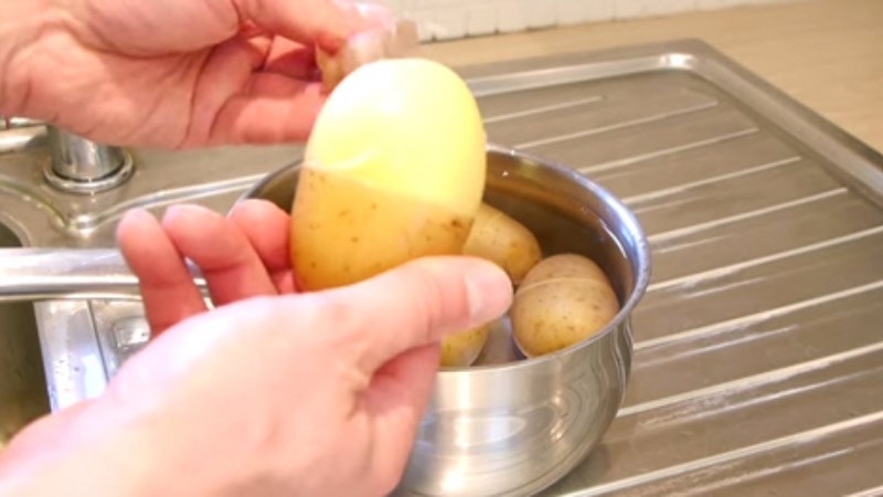 Với mẹo khứa nhẹ rồi luộc nhanh, lớp vỏ sẽ dễ dàng bong ra, giúp việc sơ chế khoai tây nhanh gọn hơn