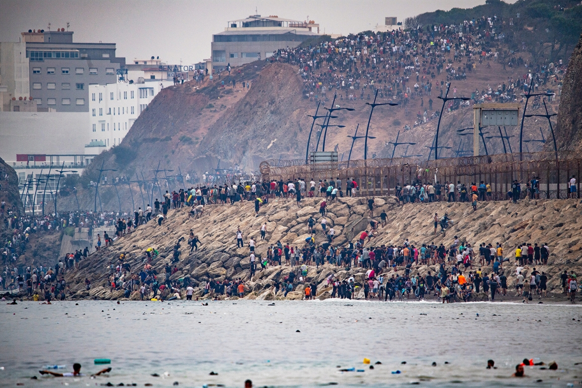 Người di cư trở về Maroc từ Ceuta của Tây Ban Nha, ngày 31/7/2026. Ảnh: AP