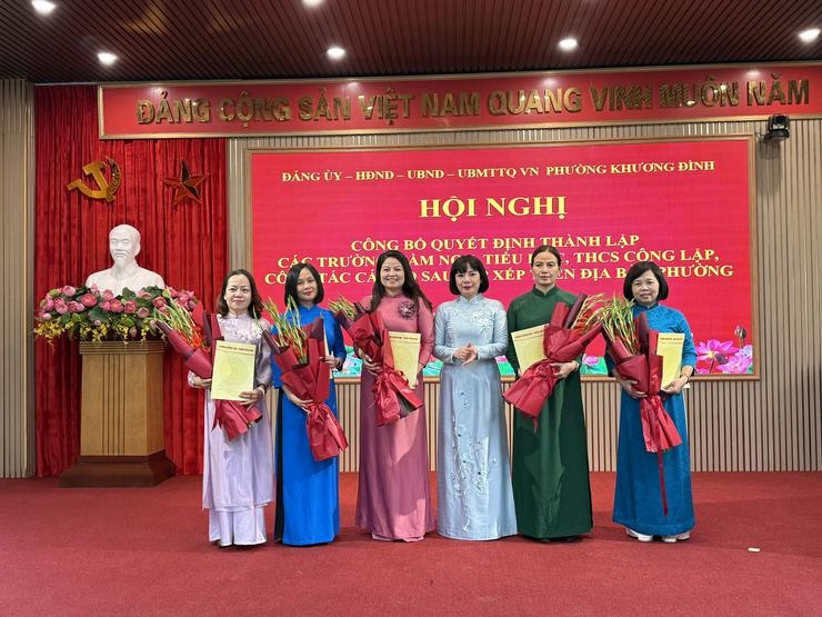 Ngày 6/8, UBND phường Khương Đình công bố quyết định thành lập các trường học và công tác cán bộ sau sắp xếp (Ảnh: Phường Khương Đình)