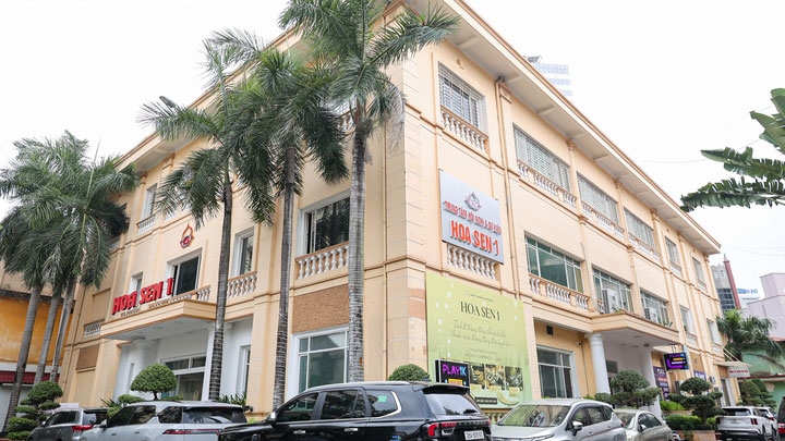 Theo ghi nhận của PV Báo Điện Tử VTC News, khu "đất vàng" tại số 7 Đào Duy Anh hiện là nơi tọa lạc của Khách sạn Kim Liên cùng nhiều công trình, hạng mục dịch vụ.