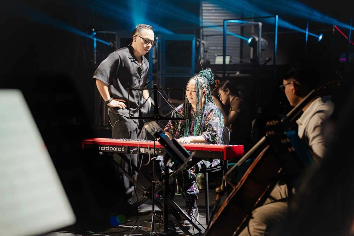 Kimmese chia sẻ hình ảnh trong buổi rehearsal, cho thấy mọi thứ đã sẵn sàng cho một màn trình diễn người hâm mộ chuẩn bị “quẫy” hết mình.