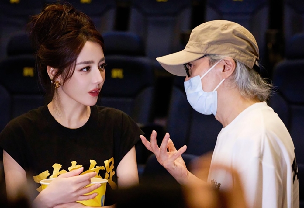 Địch Lệ Nhiệt Ba và Châu Tinh Trì tại buổi quảng bá phim. (Ảnh: Weibo)