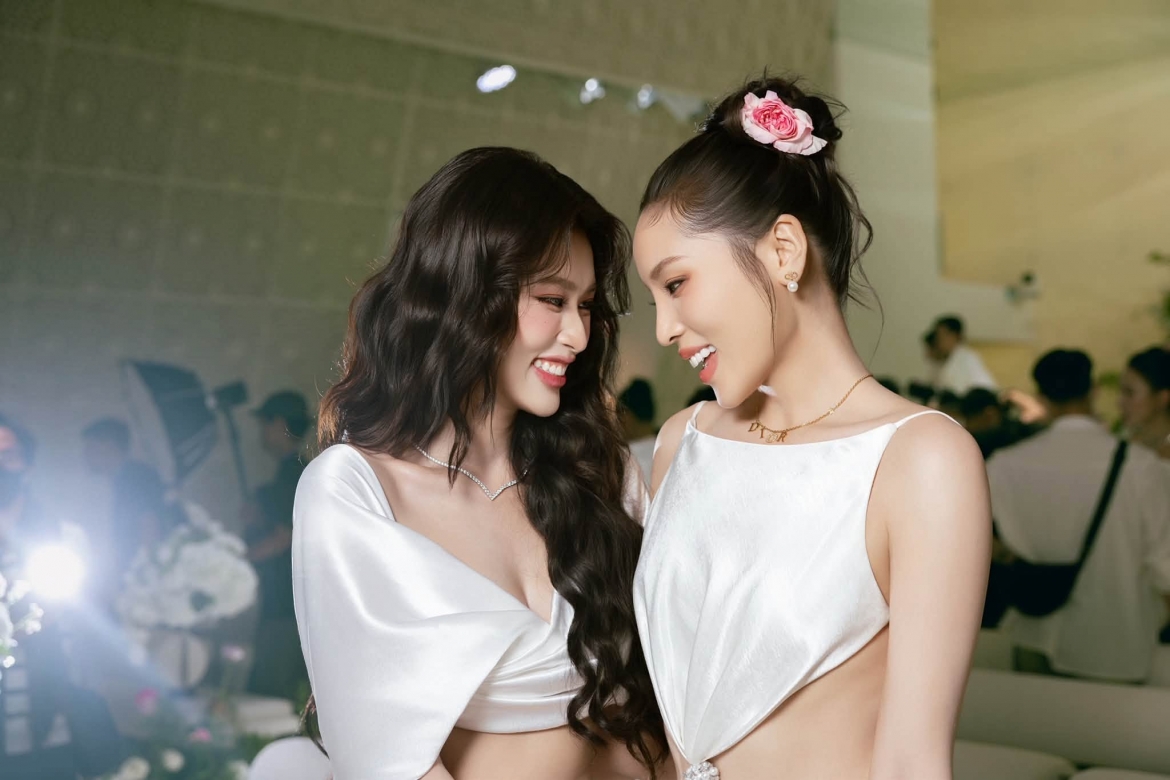 Kỳ Duyên và Thiên Ân gây chú ý khi xuất hiện trong hình ảnh diện áo cô dâu. Khoảnh khắc trẻ trung, ngọt ngào nhanh chóng nhận được nhiều tương tác.