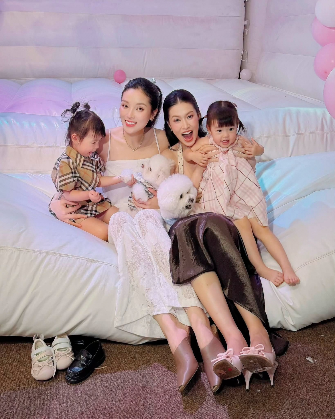 Kỳ Duyên và Đoàn Thiên Ân tiếp tục mang đến màn tương tác hài hước. Cặp đôi tạo dáng với dòng chú thích “Gia đình hạnh phúc”.