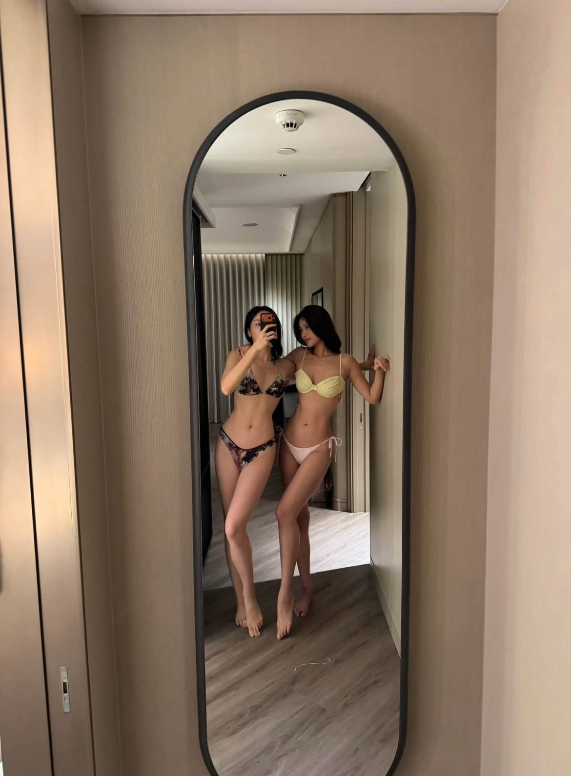 Kỳ Duyên và Thiên Ân cùng khoe vóc dáng trong những thiết kế bikini. Hai người đẹp nhanh chóng thu hút sự chú ý bởi thần thái tự tin và hình thể nổi bật.