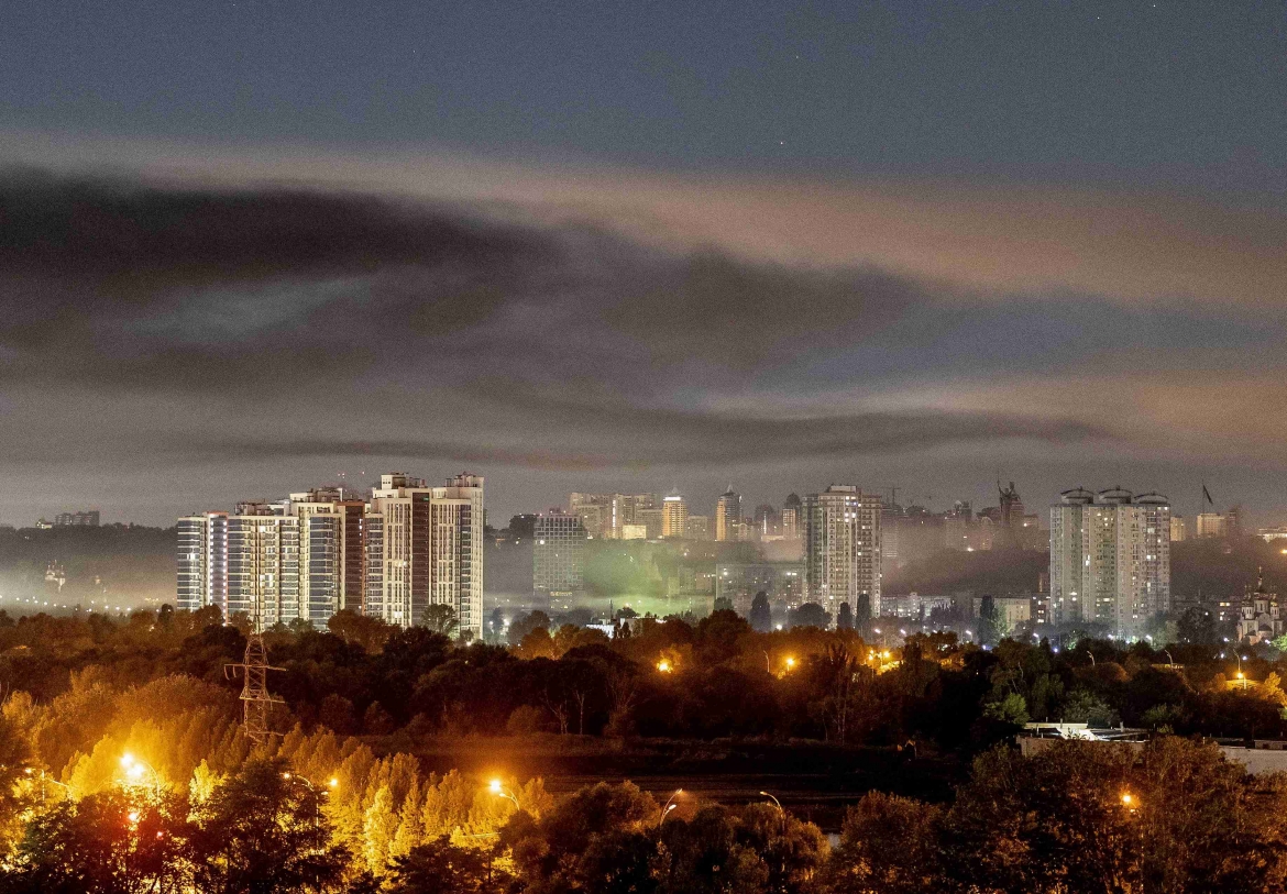 Khói bốc lên nghi ngút sau một cuộc tấn công bằng tên lửa đạn đạo của Nga vào Kiev, Ukraine sáng ngày 1/8 (Ảnh: Reuters)