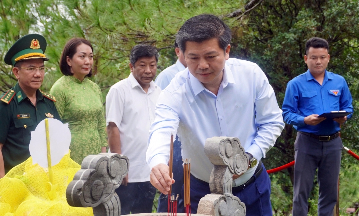 Lãnh đạo tỉnh Quảng Trị dâng hương tại khu mộ Đại tướng Võ Nguyên Giáp