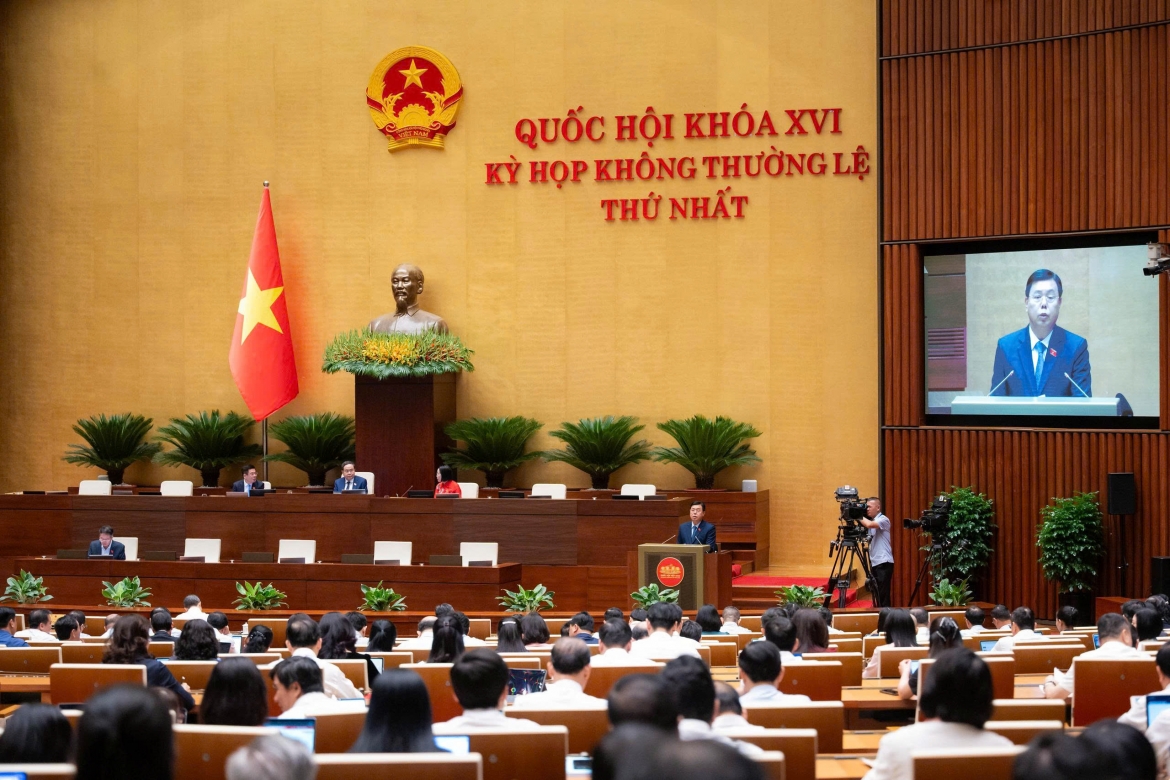Bộ trưởng Bộ Nội vụ Nguyễn Tiến Hải trình bày Tờ trình tóm tắt về dự án Luật sửa đổi, bổ sung một số điều của Luật Người lao động Việt Nam đi làm việc ở nước ngoài theo hợp đồng