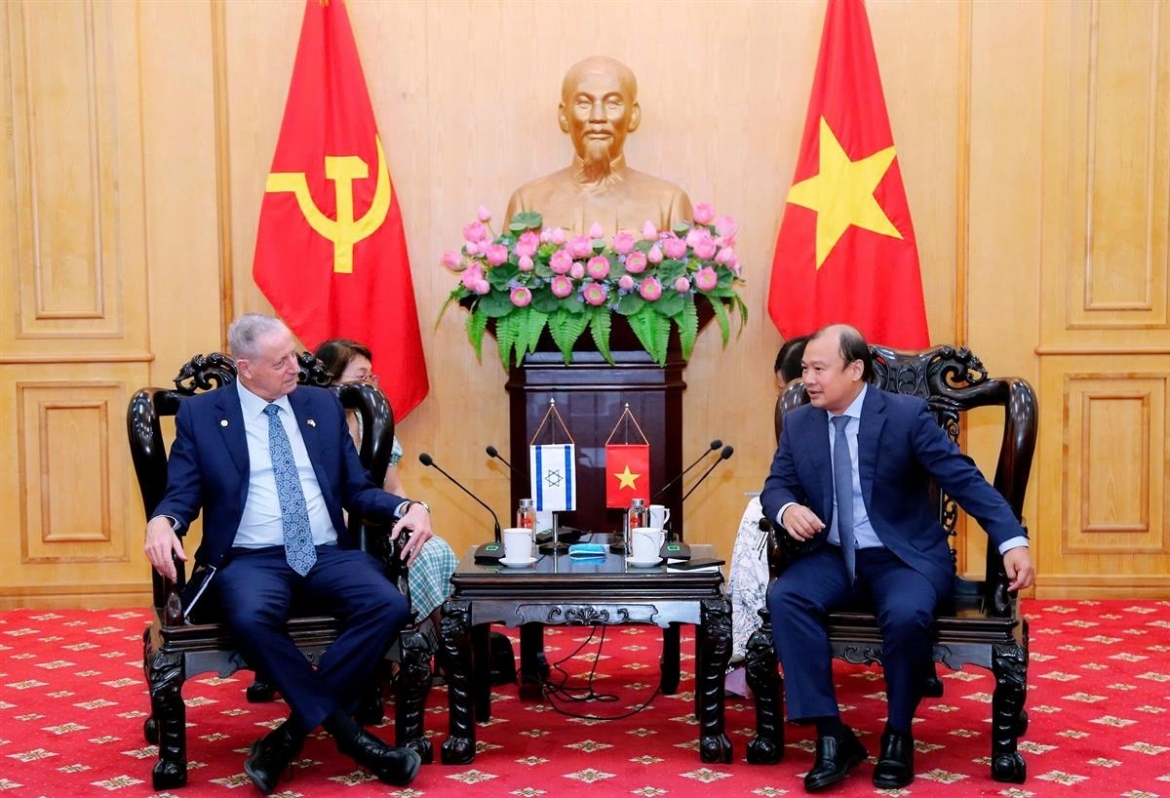 PGS.TS Lê Hải Bình chủ trì buổi tiếp Đại sứ đặc mệnh toàn quyền Israel tại Việt Nam Yaron Mayer đến chào kết thúc nhiệm kỳ công tác. Ảnh: Đức Mạnh