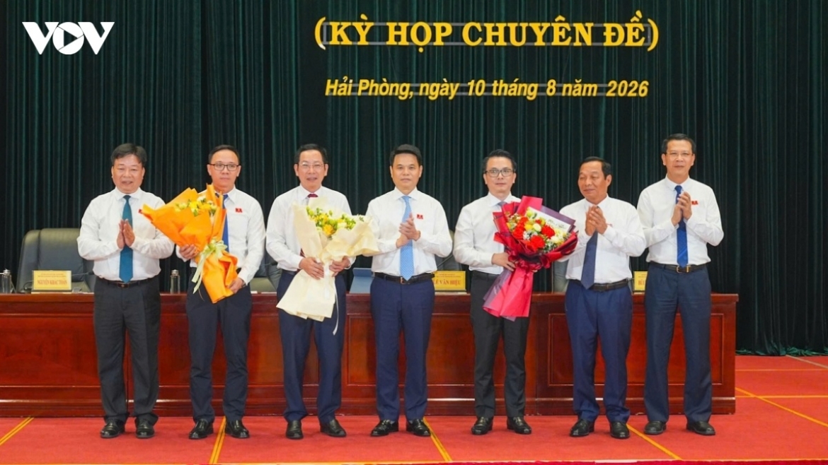 Bí thư Thành ủy Hải Phòng Lê Ngọc Châu cùng thường trực HĐND thành phố tặng hoa chúc mừng các ông: Vũ Tiến Phụng, Đào Trọng Đức, Lê Trí Vũ tại kỳ họp chuyên đề, ngày 10/8. Ảnh: Thanh Nga