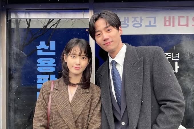 Lee Jun Young và IU trong Khi cuộc đời cho bạn quả quýt