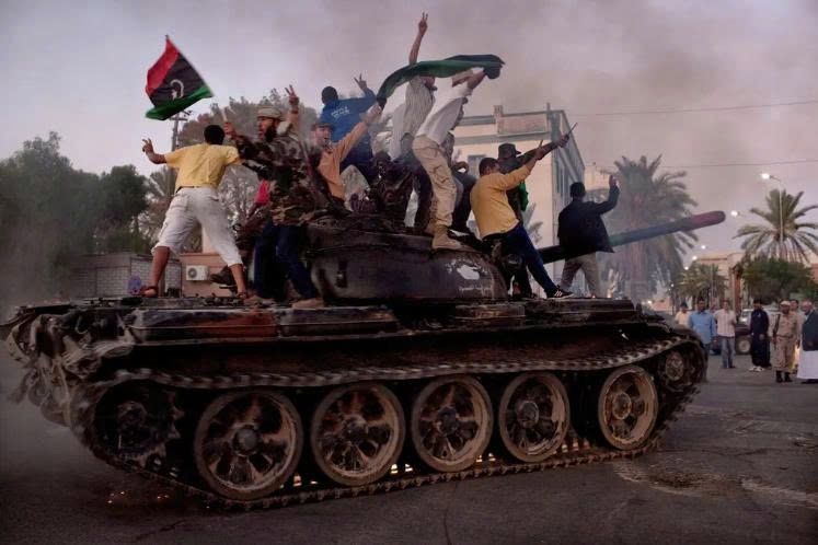 Người dân Libya đổ ra đường sau khi nhà lãnh đạo Muammar Gaddafi bị lật đổ. Ảnh: NYT