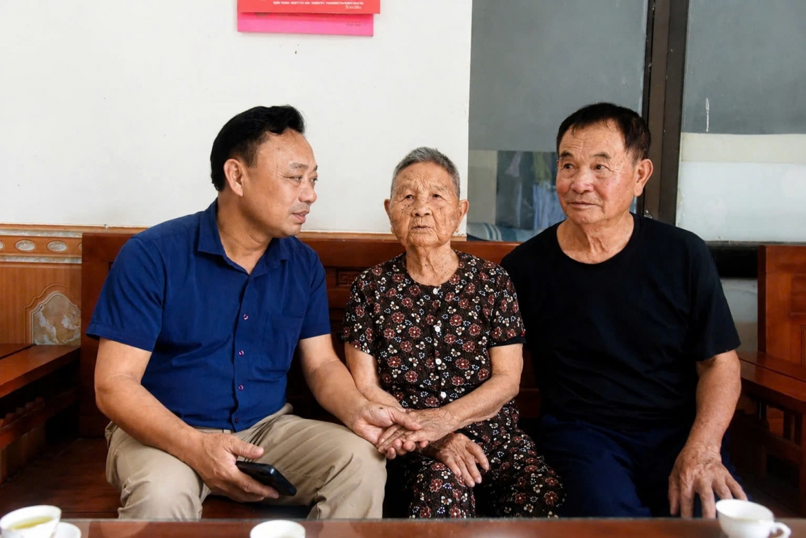 Cán bộ xã Trà Giang đến thăm Mẹ Việt Nam Anh hùng Trần Thị Đèo.