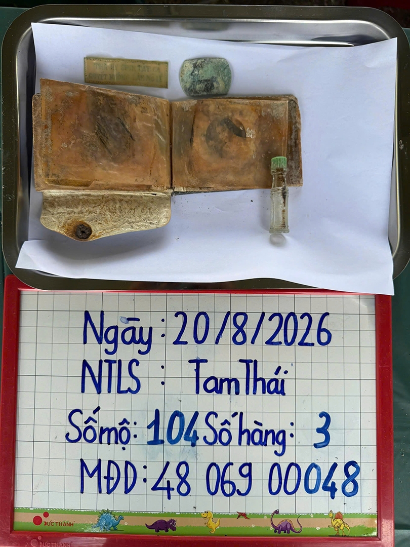 Các di vật tìm thấy trong phần mộ chưa xác định danh tính (Ảnh: Quang Cường)