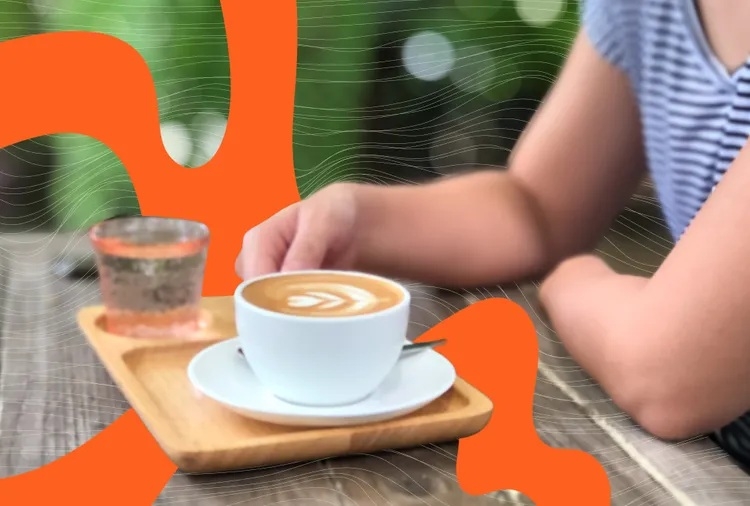 Một ly latte làm từ sữa bò hoặc sữa đậu nành không đường là cách khá đơn giản để bổ sung protein ngay từ đầu ngày (ảnh Getty Images)