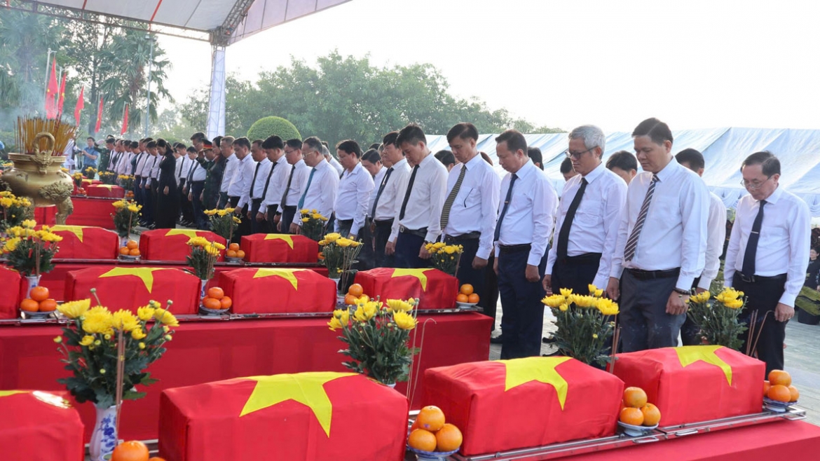 Các đại biểu dành phút mặc niệm trước khi thực hiện nghi thức an táng liệt sĩ
