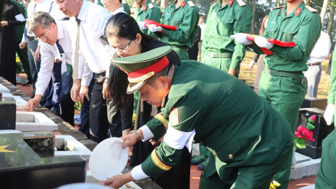 Các đại biểu thực hiện nghi thức an táng liệt sĩ