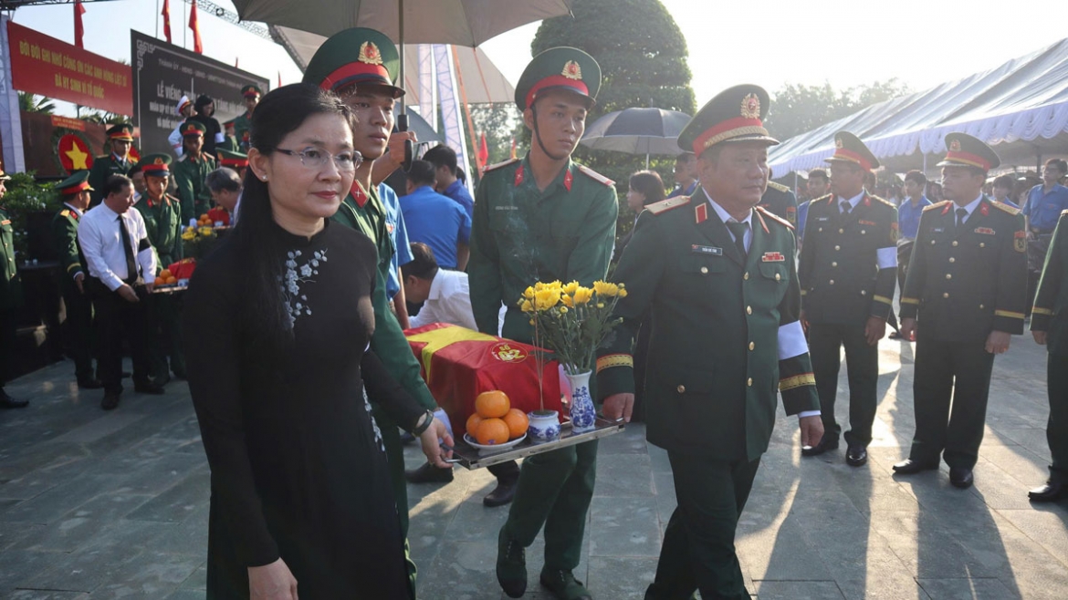 Đại biểu đưa liệt sĩ ra khu vực an táng 
