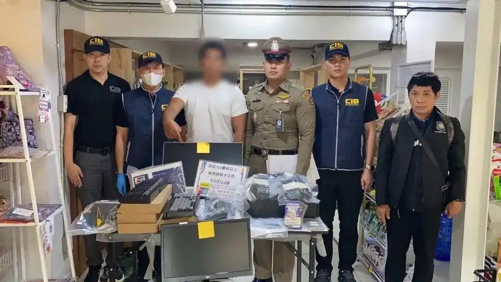 Cảnh sát thu giữ tang vật vụ án. (Ảnh: Trang Nhà quan sát của Trung Quốc đăng lại của truyền thông Thái Lan)