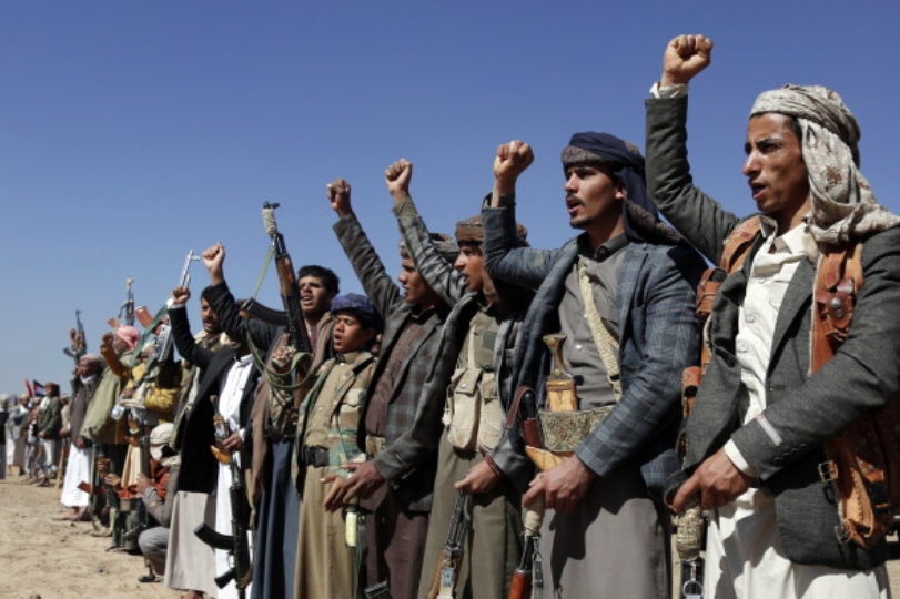 Số lượng tàu thuyền qua eo Bab el-Mandab giảm mạnh sau vụ tấn công của Houthi (Ảnh: AP)