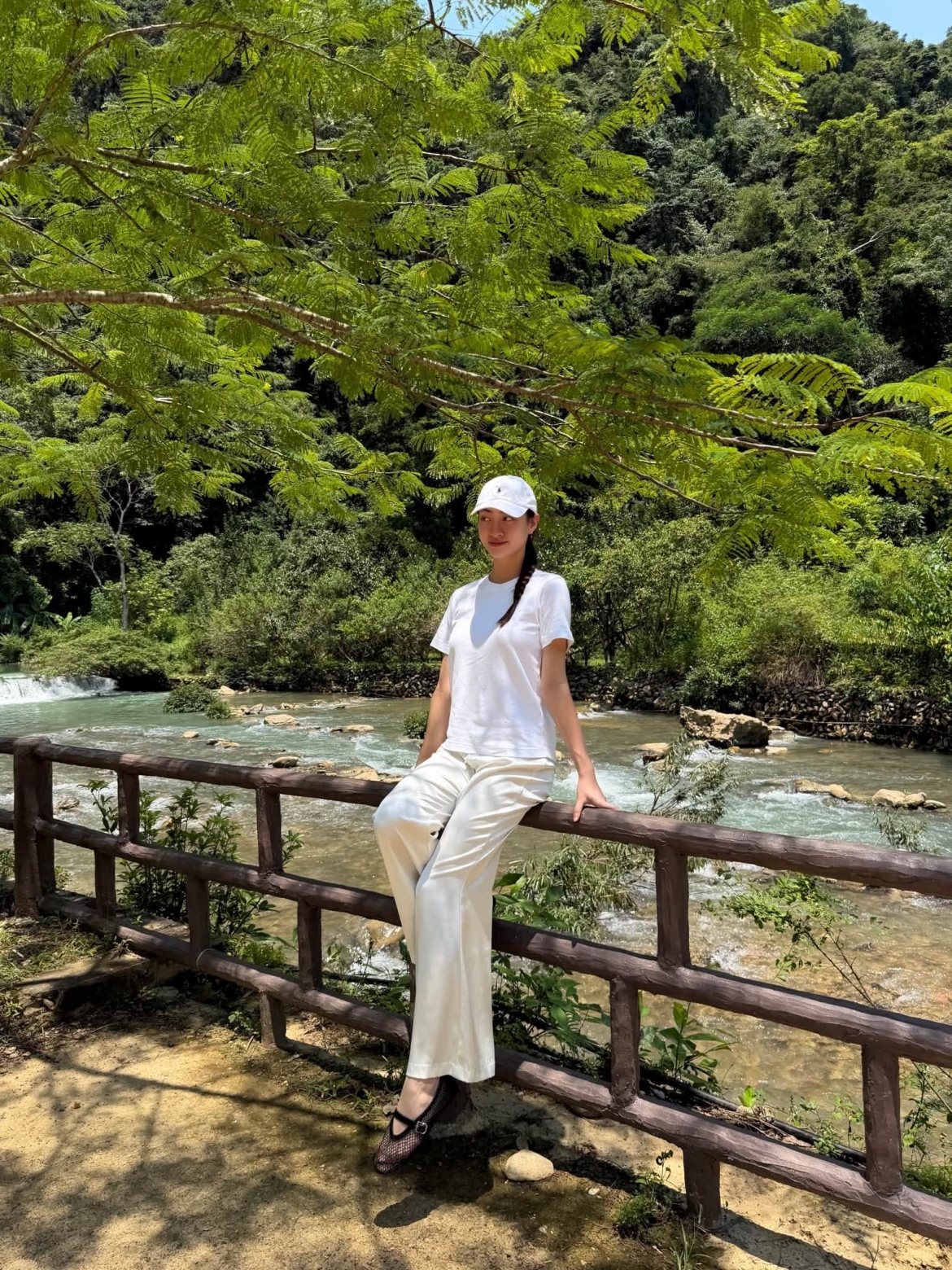 <a href="https://vov.vn/giai-tri/sao-viet-158-hoa-minzy-bat-ngo-phat-tin-hieu-nho-chong-post1324411.vov" target="_blank">Lương Thùy Linh</a> khoe loạt ảnh tại suối Lê Nin, Cao Bằng sau sinh nhật. Nàng hậu gây ấn tượng với thần thái rạng rỡ, vẻ đẹp trong trẻo giữa khung cảnh thiên nhiên xanh mát.