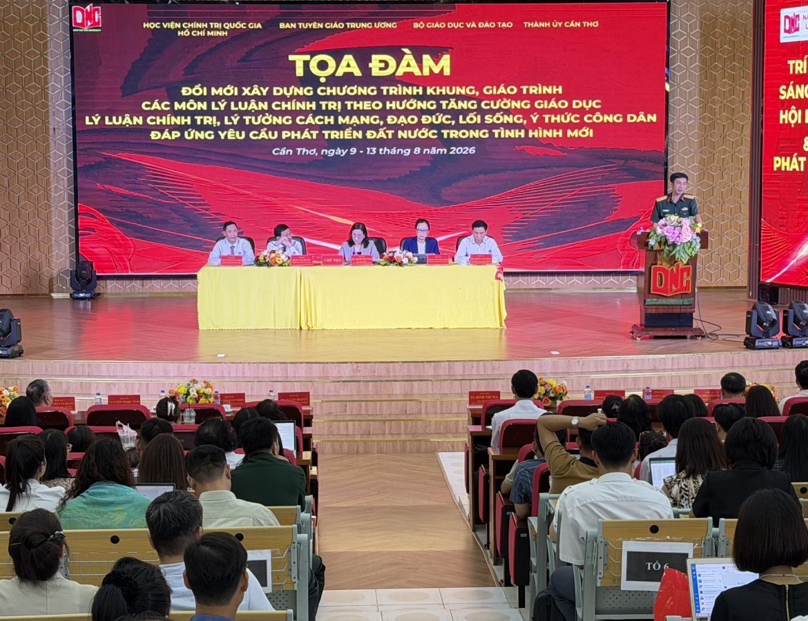 Các đại biểu trình bày tham luận tại Tọa đàm